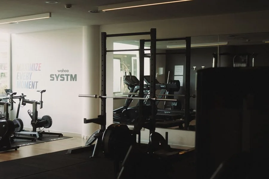 Gym des Zafiro Palace mit Indoor-Bikes, Kraftstation und Laufbändern
