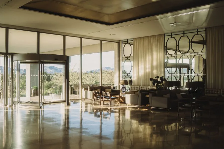 Helle Lobby des Zafiro Palace mit Glasfront und Sitzbereichen