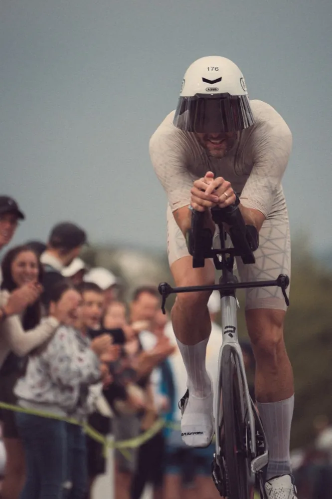 Nick im Aero-Helm auf der Radstrecke der Challenge Roth, an der Strecke jubeln Zuschauer