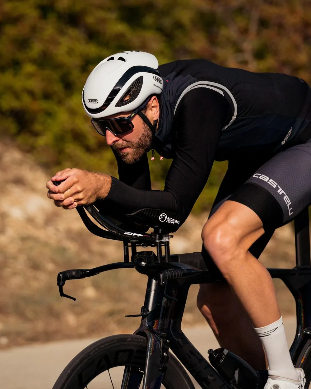 Nick auf dem Zeitfahrrad in Aeroposition auf Mallorca