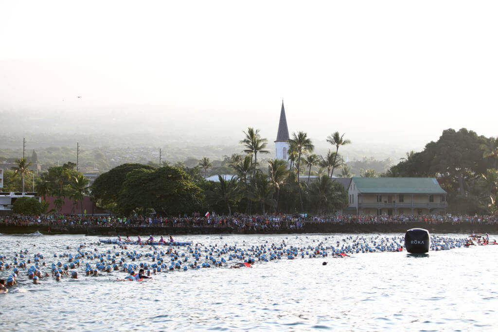 Hunderte Schwimmer mit blauen Badekappen warten in der Bucht von Kailua-Kona auf den Massenstart des Ironman Hawaii 2017