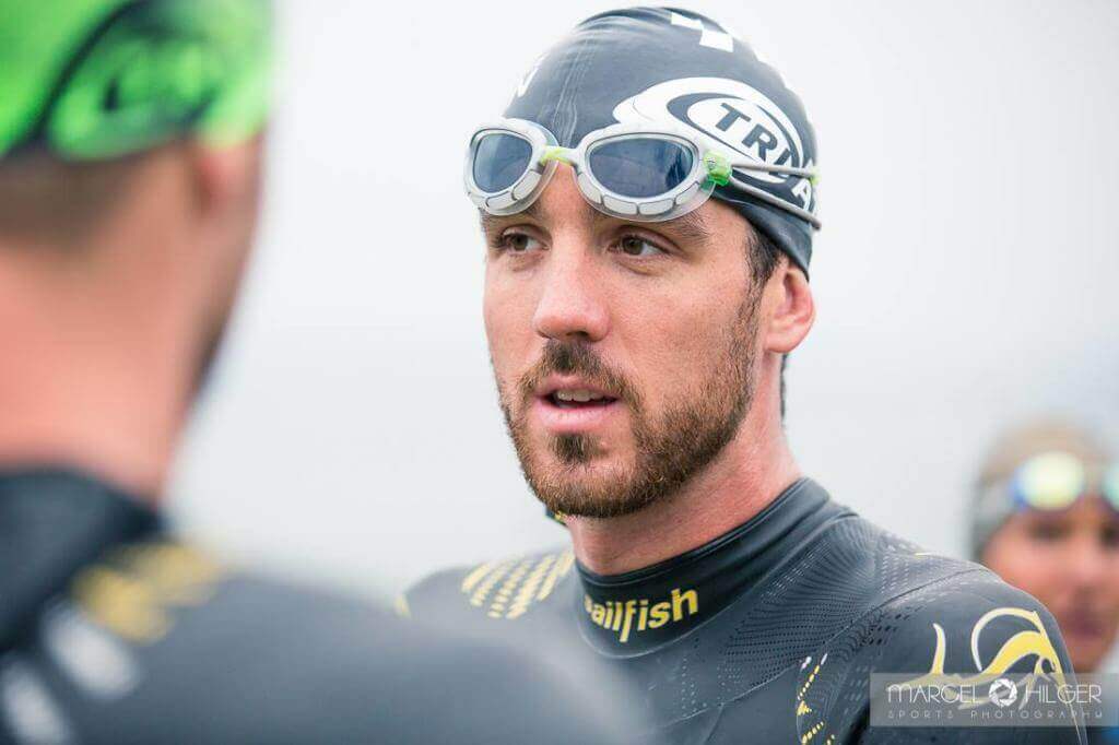 Niclas Bock im Sailfish-Neoprenanzug mit Badekappe und Schwimmbrille vor dem Start beim Chiemsee Triathlon