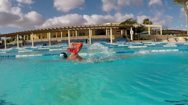 Schwimmanalyse: rechter Arm in der Überwasserphase beim Kraulen im Freibad, Ellbogenwinkel von 52 Grad markiert