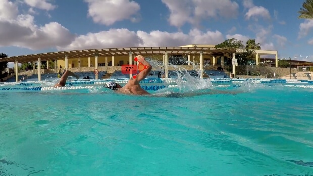 Schwimmanalyse: Überwasserphase beim Kraulen mit Atmung im Freibad, Ellbogenwinkel von 77 Grad markiert