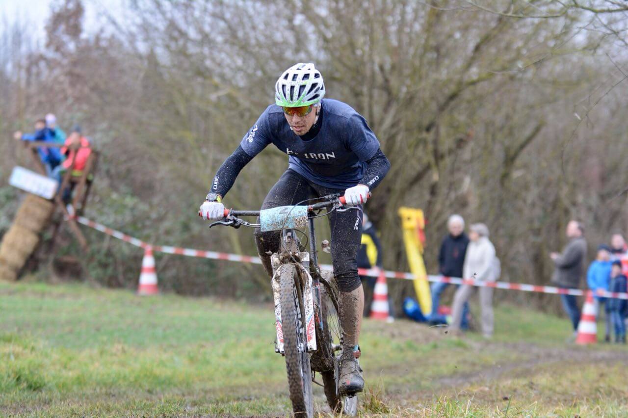 Andi Böcherer auf dem Mountainbike beim Cross-Duathlon Dirty Race in Murr, schlammbespritzt vor Zuschauern