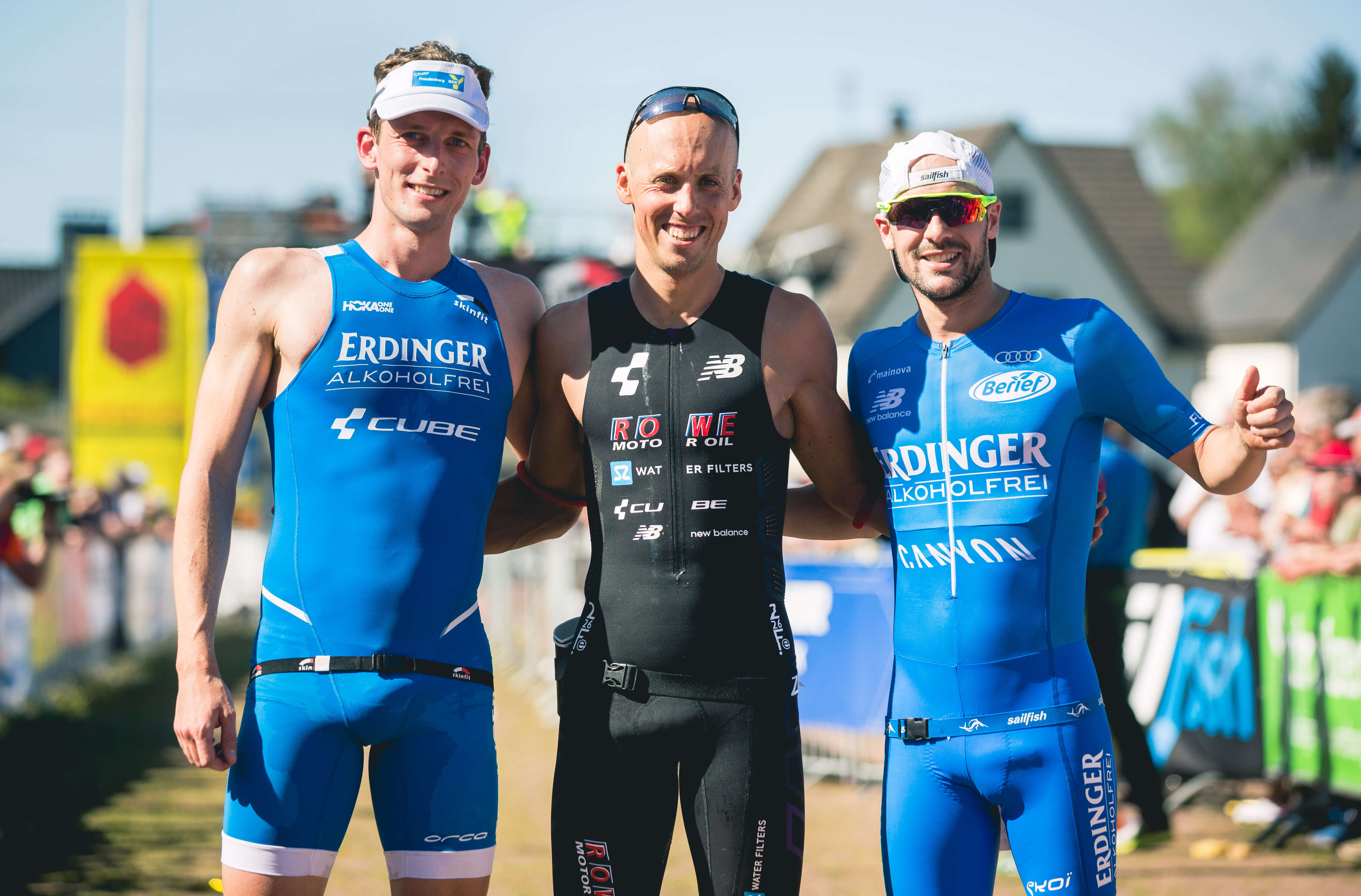 Florian Angert, Andi Böcherer und Patrick Lange stehen nach dem Rennen in Buschhütten lächelnd nebeneinander