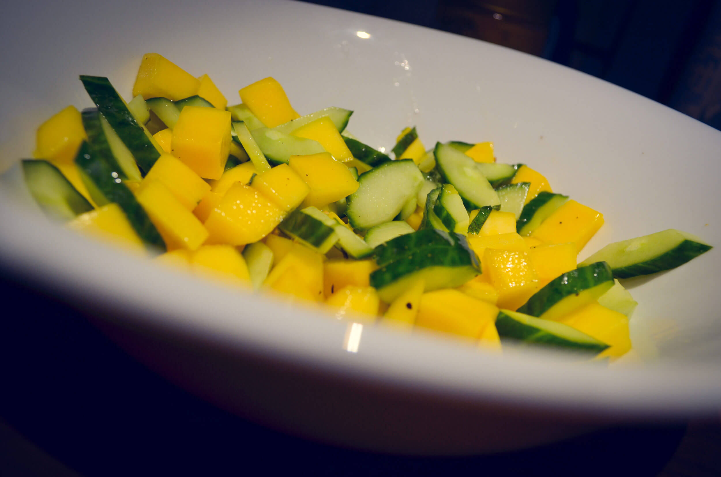 Rezept: Frischer Mango-Gurken-Salat mit Minze-Dressing
