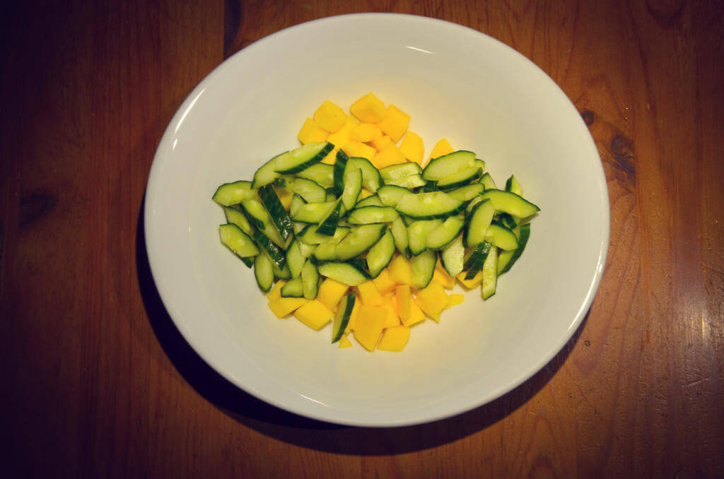 mango-und-gurke-in-wuerfel-schneiden
