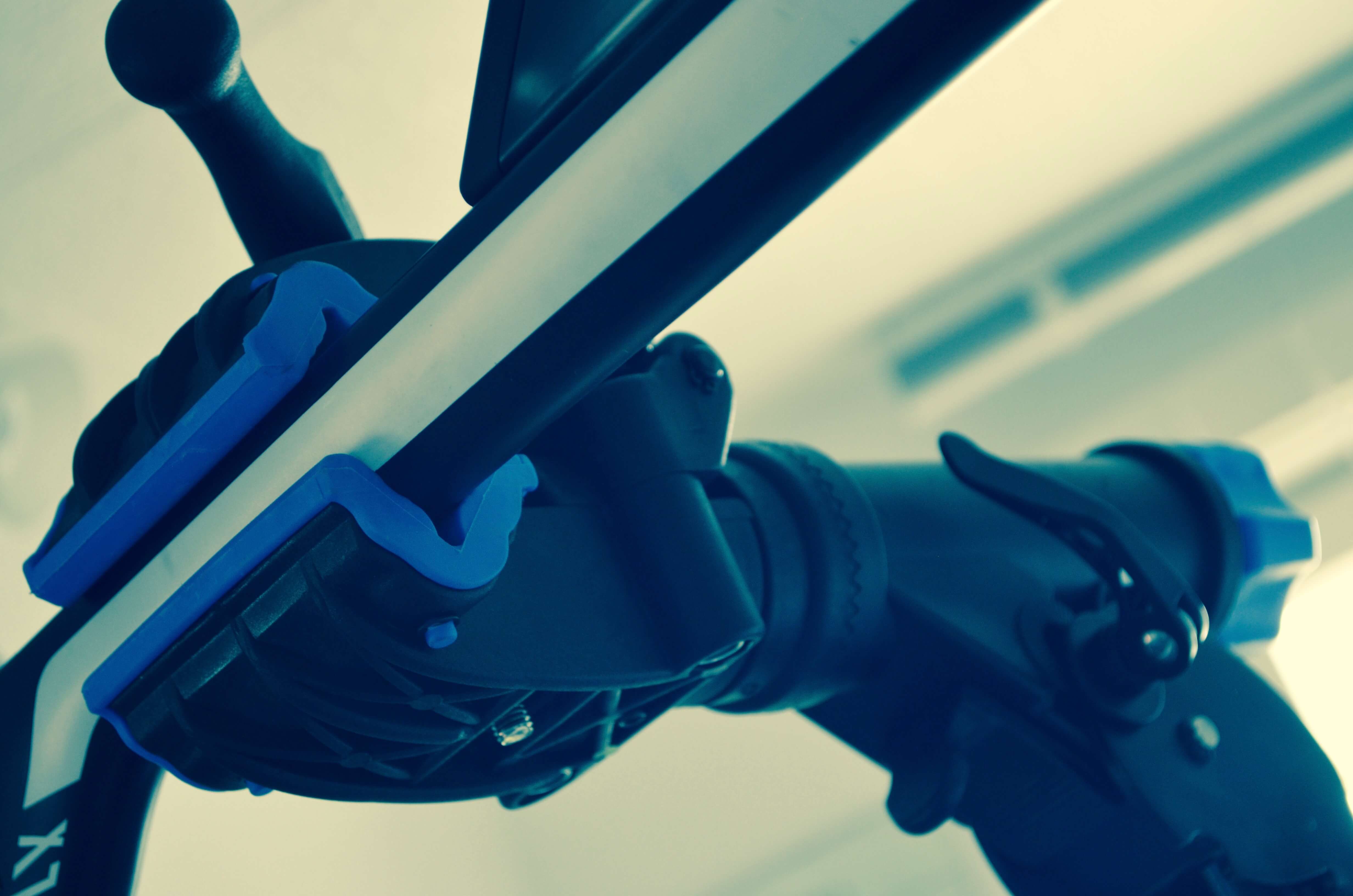 BBB ProfiMount Montageständer mit eingespanntem Fahrrad in der blauen Klemme