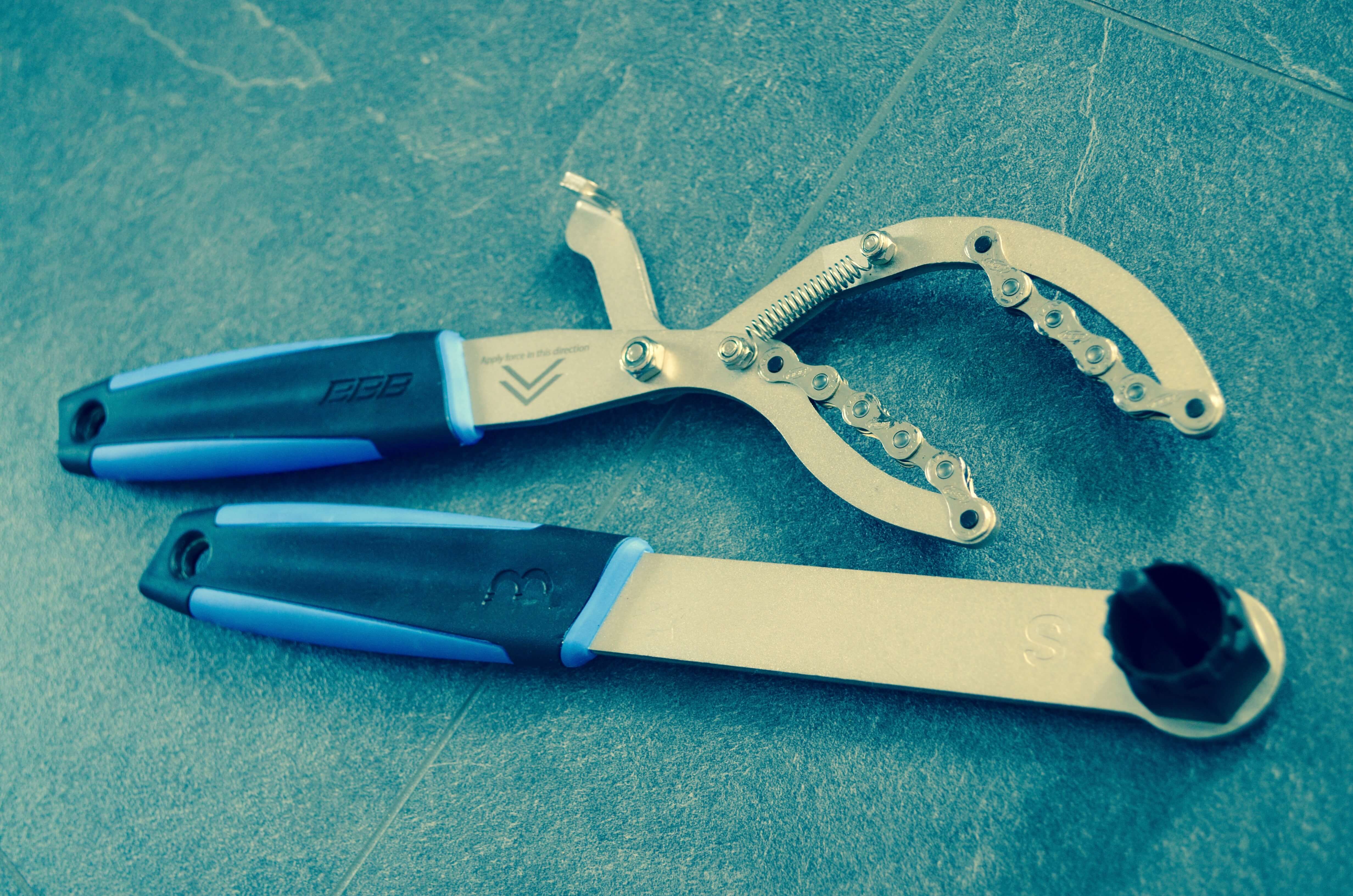 BBB Kassettenzange T-RexGrip und Kassettenlöser LockOut mit blauen Griffen auf einer Steinplatte