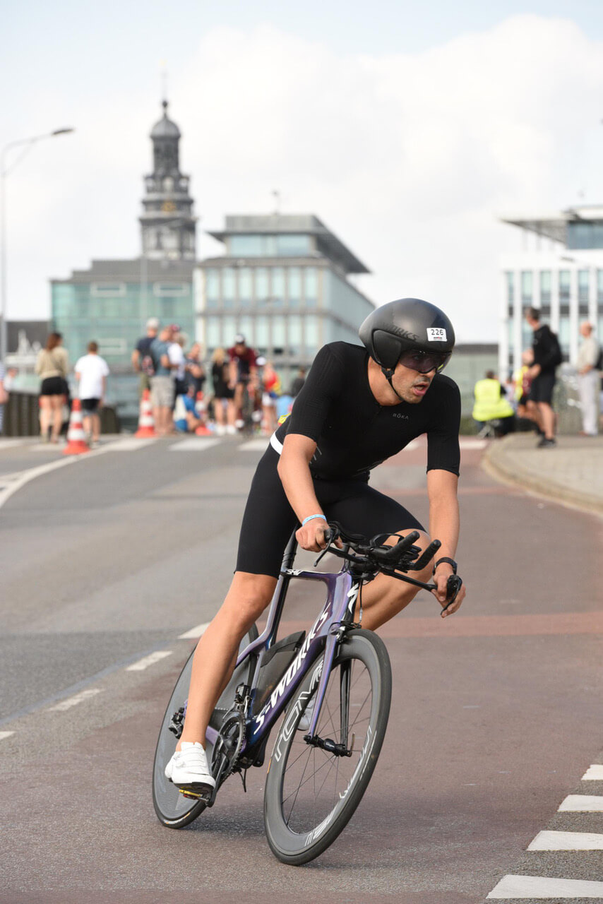 Golo Röhrken mit Aerohelm auf seinem S-Works-Zeitfahrrad während des Qualifikationsrennens für den Ironman Hawaii