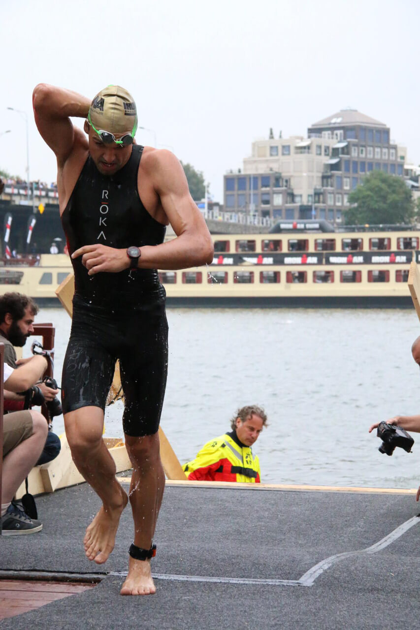 Golo Röhrken steigt bei seinem Hawaii-Qualifikationsrennen aus dem Fluss und greift an die Badekappe