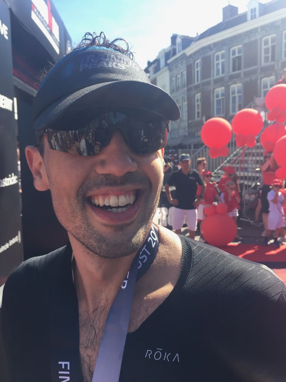 Golo Röhrken strahlt mit Finisher-Medaille im Zielbereich, Selfie nach der geschafften Hawaii-Qualifikation