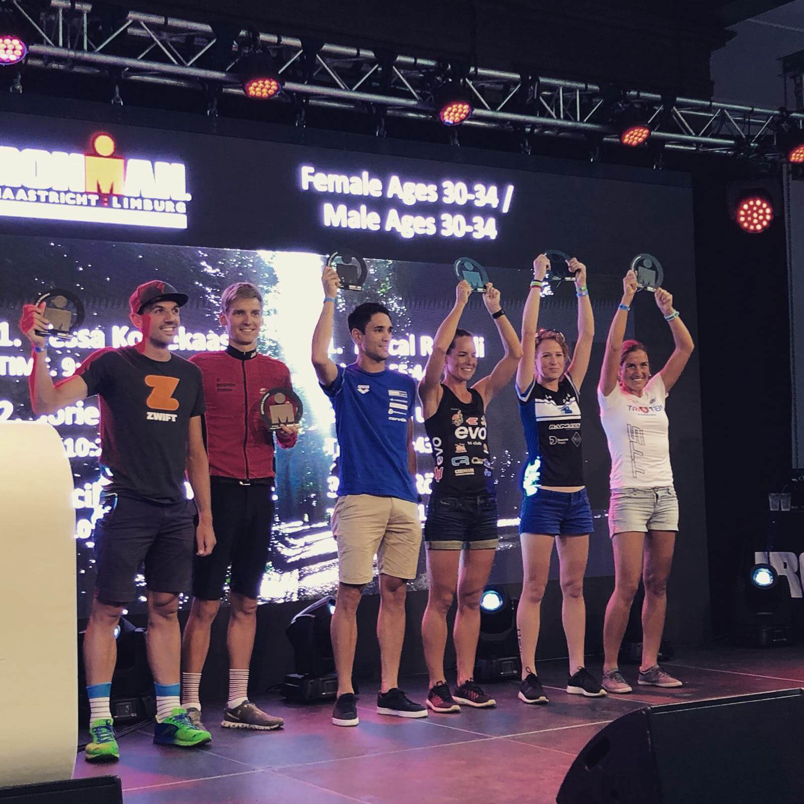 Siegerehrung der Altersklasse 30–34 beim Ironman Maastricht-Limburg mit Golo Röhrken, sechs Platzierte mit Trophäen