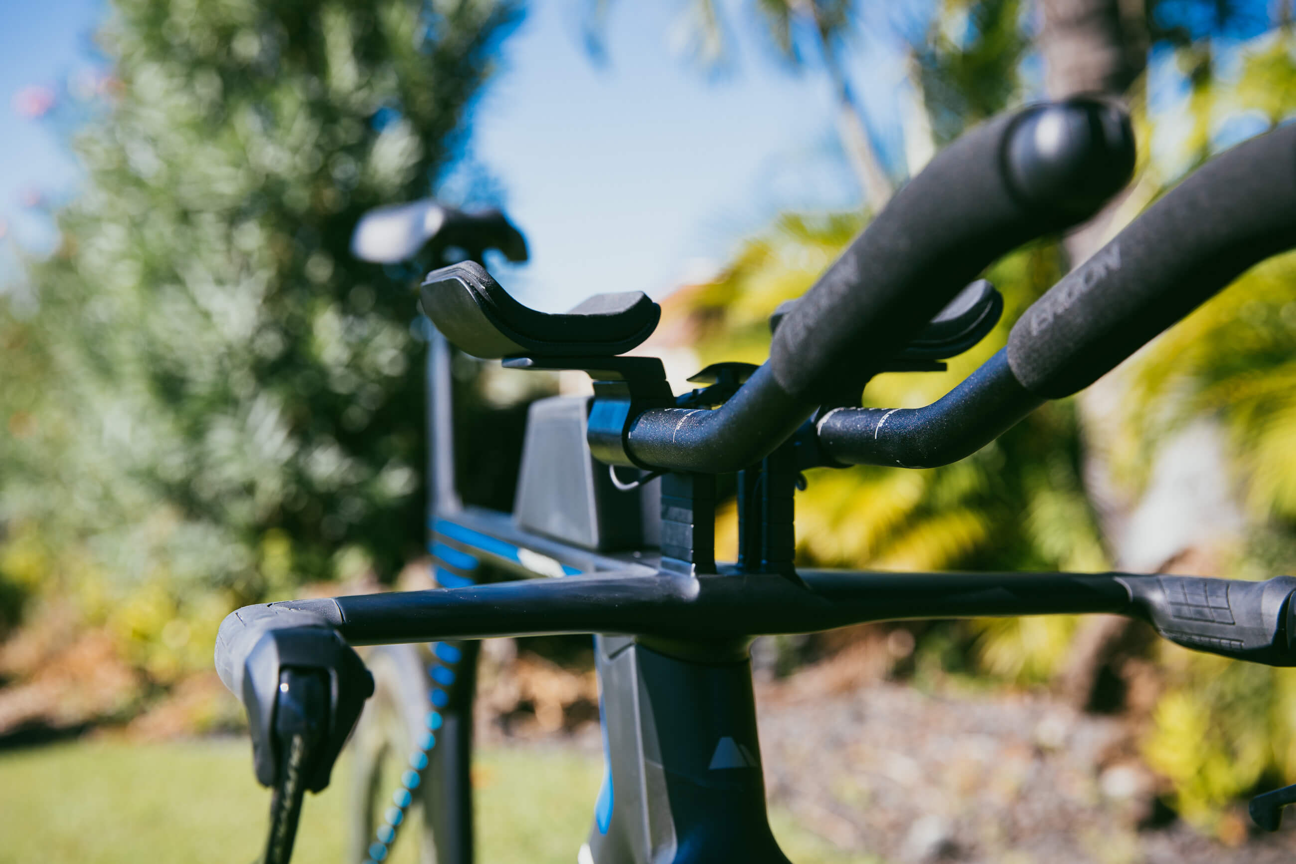 Cockpit des Canyon Speedmax CF SLX ohne Trinksystem mit Basislenker, Armauflagen und Extensions mit Ergon-Griffen