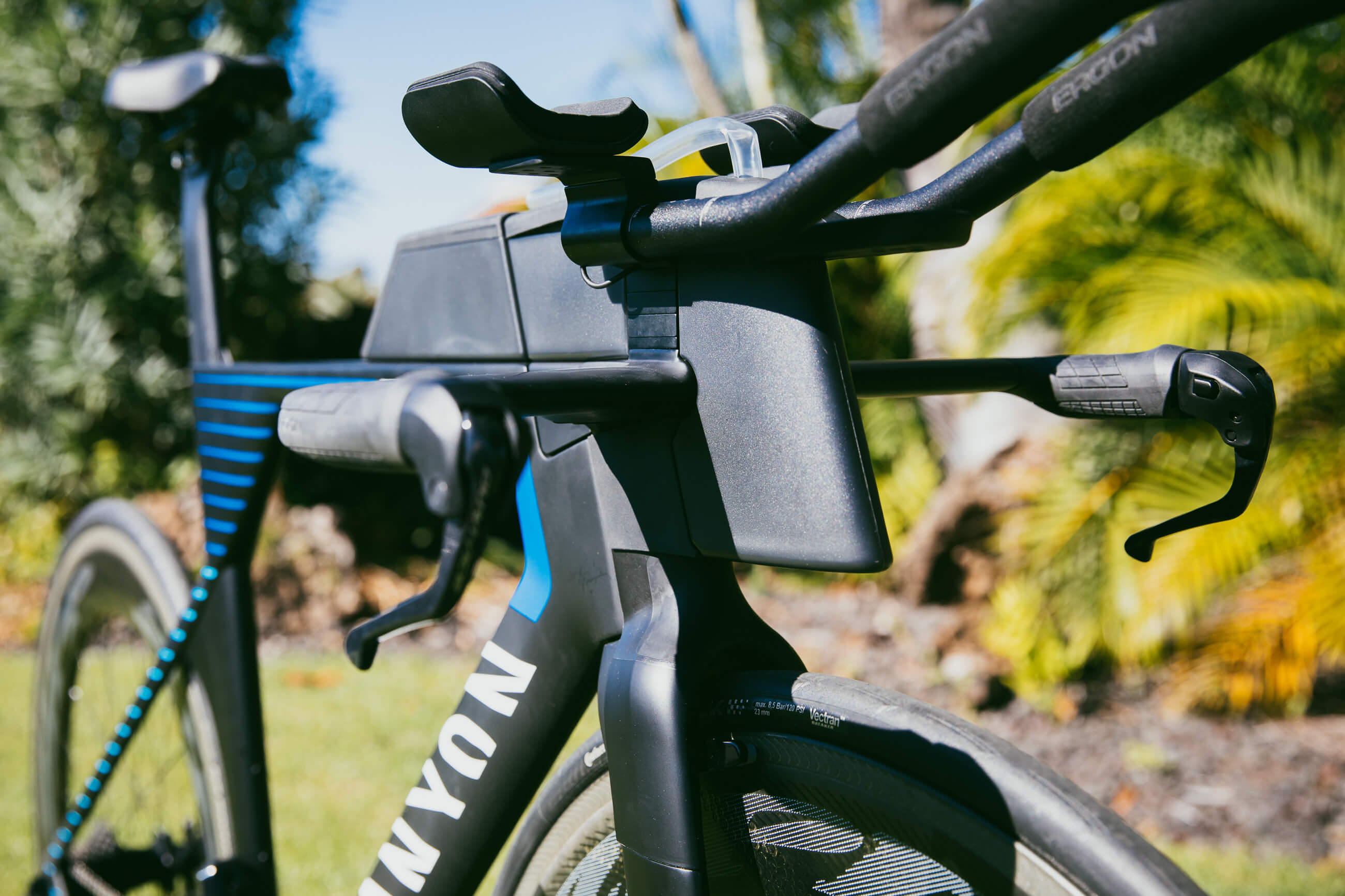 Aerolenker des Canyon Speedmax CF SLX nach dem Facelift mit integriertem Trinksystem, schräg von vorn fotografiert