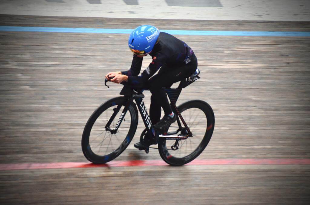 Laura Philipp fährt in Aeroposition mit dem Canyon-Zeitfahrrad über die Holzbahn in Büttgen