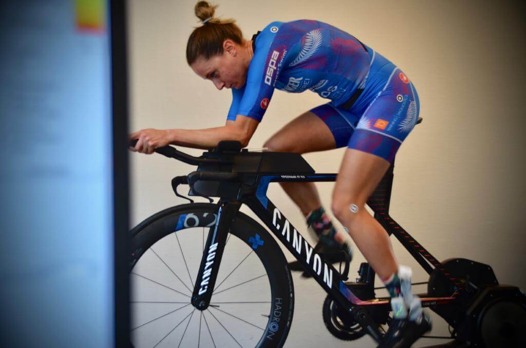 Laura Philipp in Aeroposition auf einem Canyon-Zeitfahrrad auf der Rolle beim Bike-Fitting im Labor
