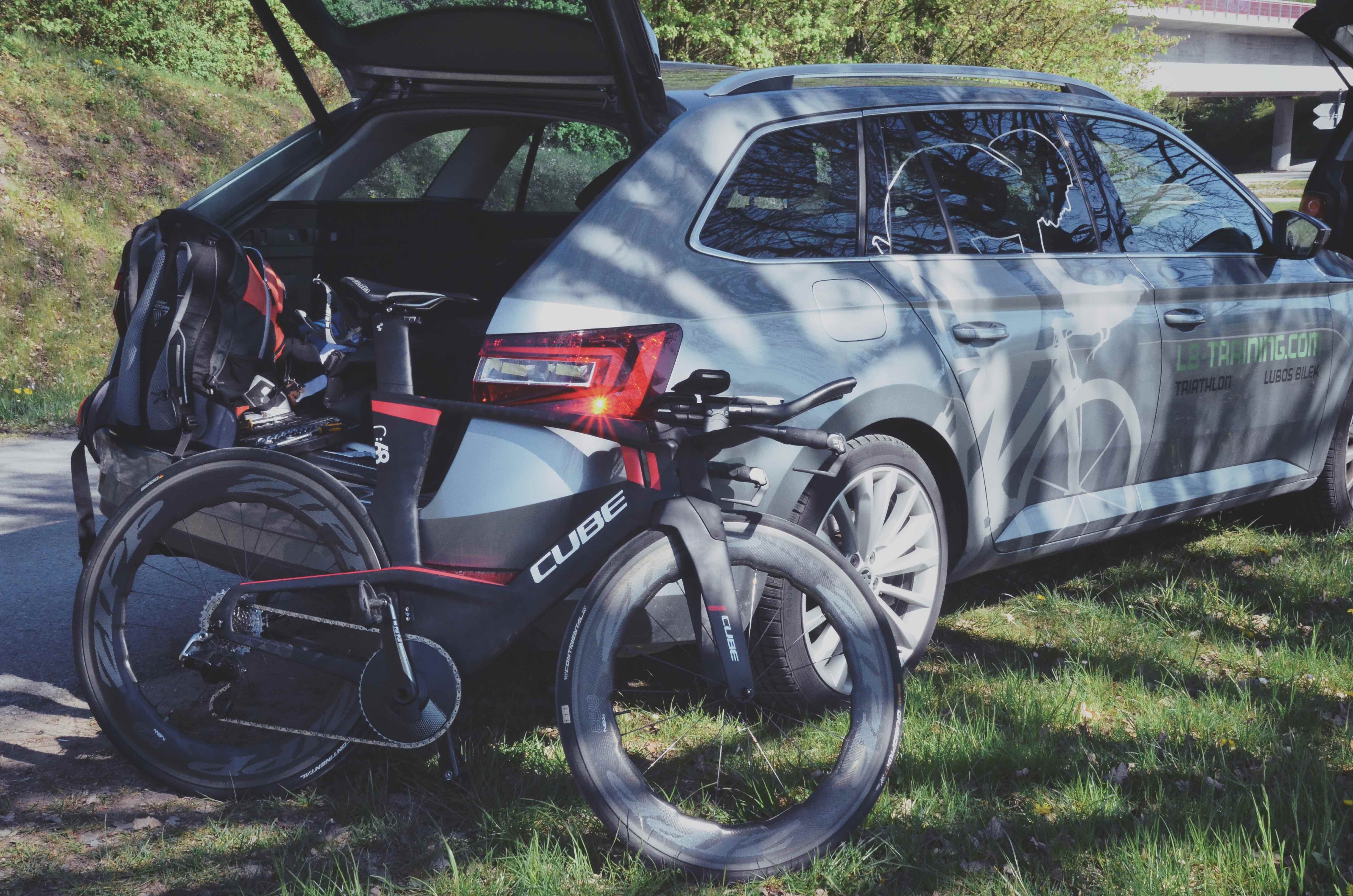 Cube Aerium C:68 von Andi Böcherer vor einem Auto mit offener Heckklappe beim Streckencheck in Roth