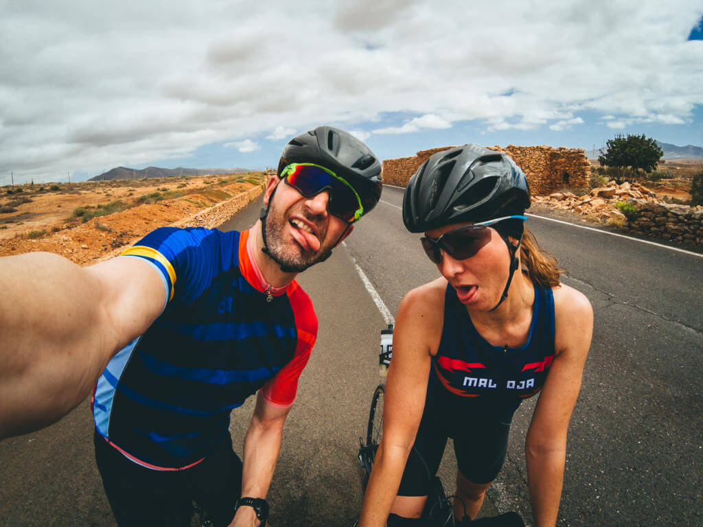 Christian und Sarah schneiden beim Rennrad-Selfie Grimassen, Trainingslager für den Ironman Frankfurt