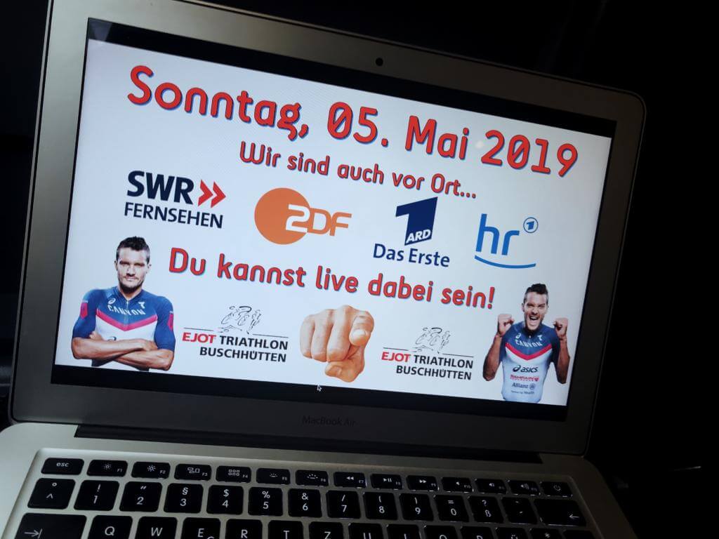 Laptop zeigt die Ankündigung der TV-Übertragung vom EJOT Triathlon Buschhütten am 5. Mai 2019 mit Fotos von Jan Frodeno