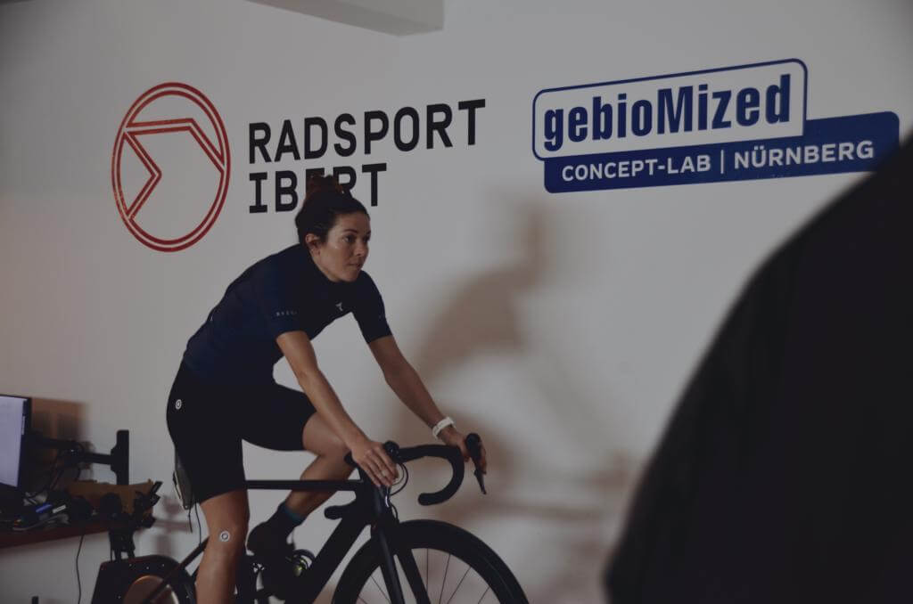 Tamara Hitz auf dem Rennrad beim Bike-Fitting im gebioMized Concept-Lab von Radsport Ibert in Nürnberg
