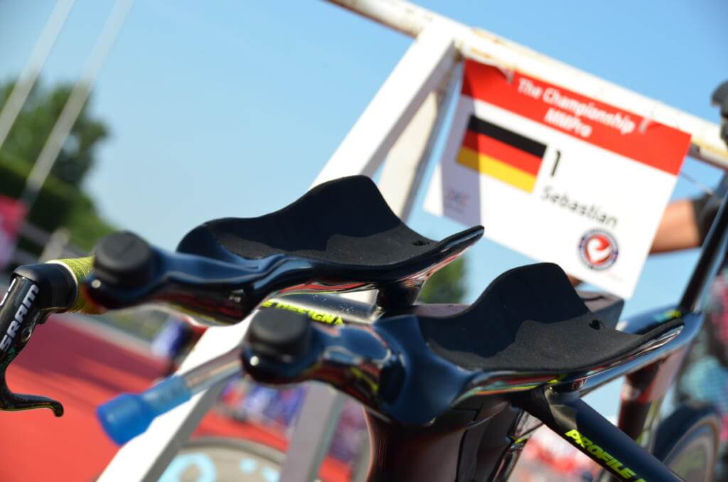 Neue maßgefertigte Aerobars am Zeitfahrrad von Sebastian Kienle, dahinter das Schild mit Startnummer 1 bei The Championship