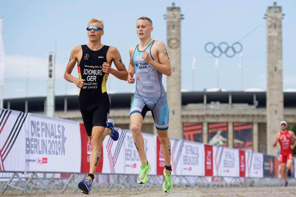 Valentin Wernz und Jonas Schomburg laufen bei den Finals Berlin 2019 vor dem Olympiastadion