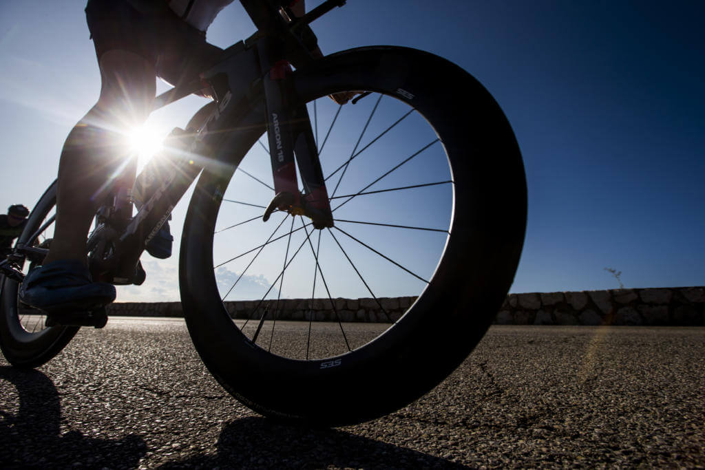 Froschperspektive auf das Vorderrad eines Triathleten im Gegenlicht bei der Ironman 70.3 WM 2019 in Nizza