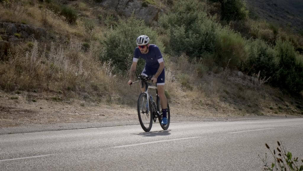 Radfahrer auf der weißen Cervélo P-Series am Anstieg der Radstrecke der Ironman 70.3 WM bei Nizza