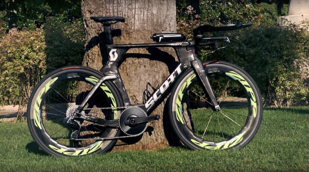 Spezialbike von Sebastian Kienle für die Ironman 70.3 WM in Nizza: Scott-Zeitfahrrad mit neongelben Felgen an einem Baum