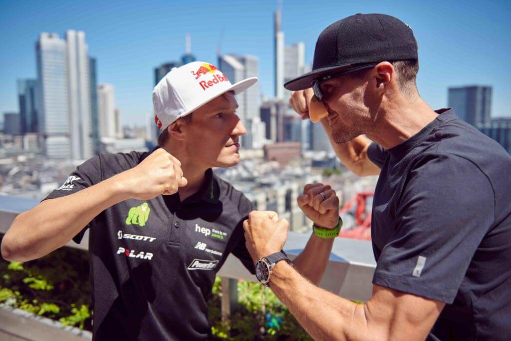 Sebastian Kienle und Jan Frodeno, dieser mit Karnevalsnase, in Boxerpose vor der Skyline von Frankfurt