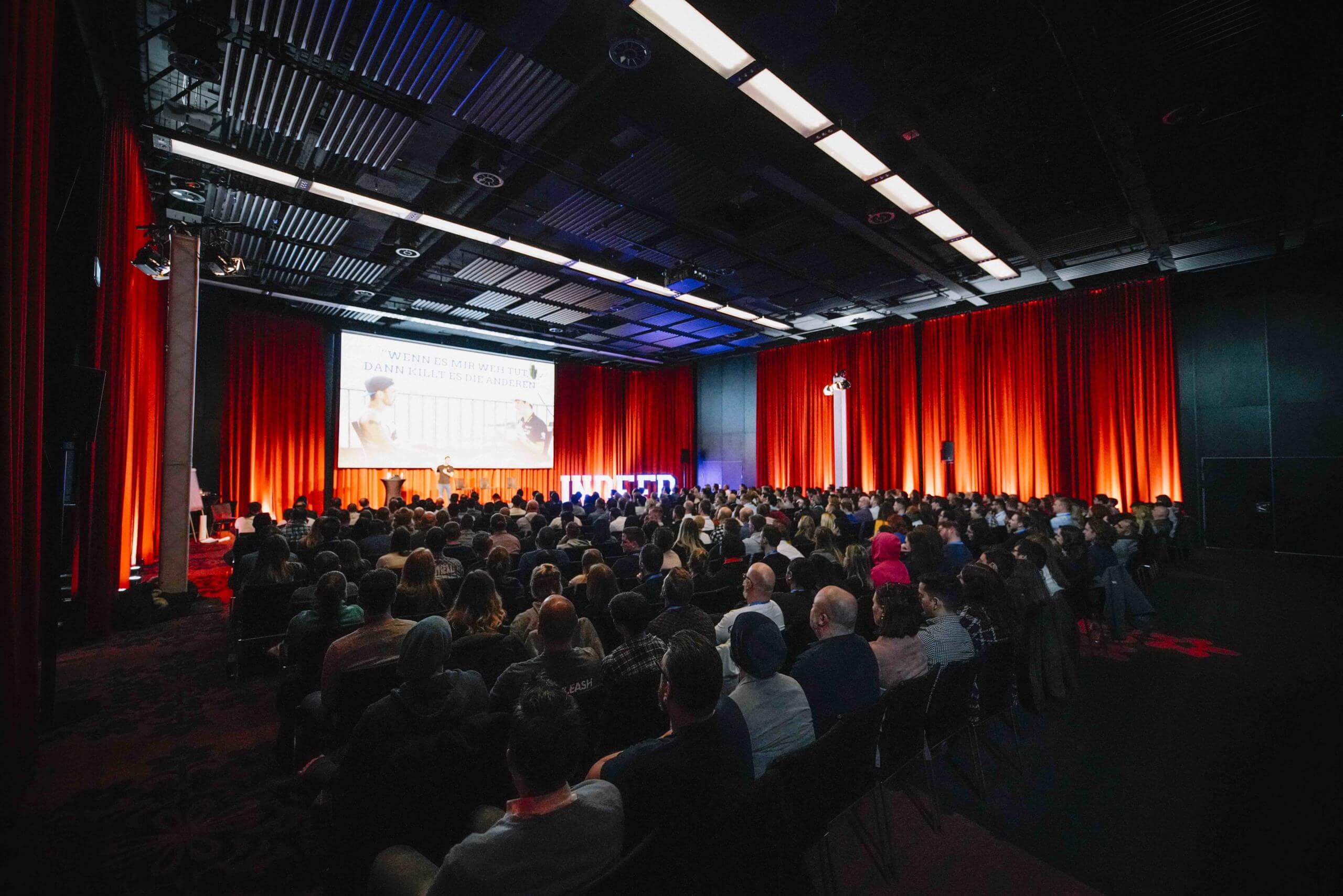 Voller Saal bei der Keynote von Niclas Bock beim Jahres-Kick-Off von Indeed Deutschland