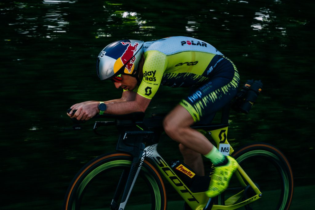 Sebastian Kienle in tiefer Aeroposition auf seinem Scott-Zeitfahrrad beim 100-Kilometer-Test