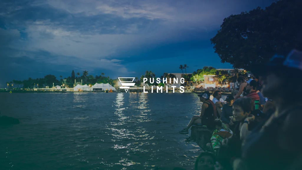 Grafik: YouTube-Header mit Pushing-Limits-Logo über der Kailua Bay in Kona in der Dämmerung