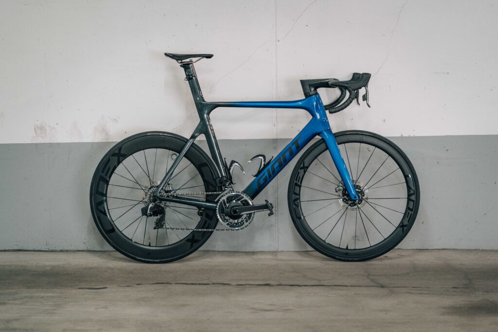 Blaues Giant Propel Advanced SL Disc von Simon Henseleit lehnt an einer Betonwand