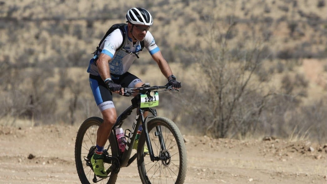 Andreas Niedrig fährt mit einem Mountainbike durch die Wüste
