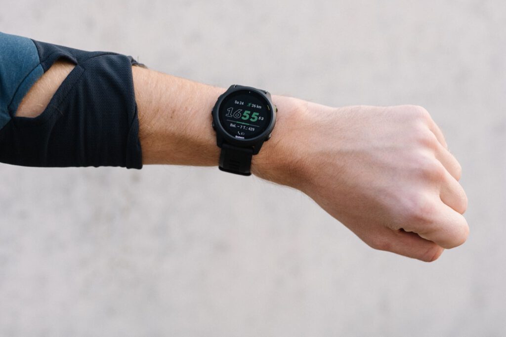 Nahaufnahme der Garmin Forerunner 745 getragen am Handgelenk
