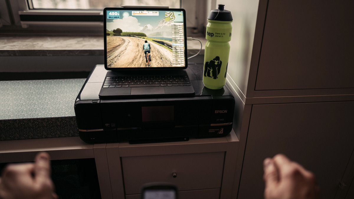 Blick eines Radfahrers beim Indoor-Training auf einen Bildschirm mit Zwift