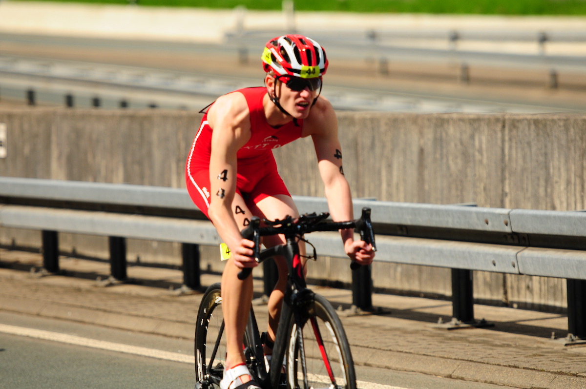 Ein Triathlet auf ein einem Rennrad