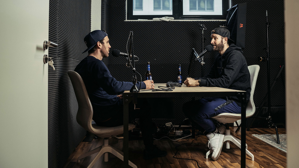 Bocki und Nick beim Aufnehmen eines Podcasts im Studio während sie Bier trinken