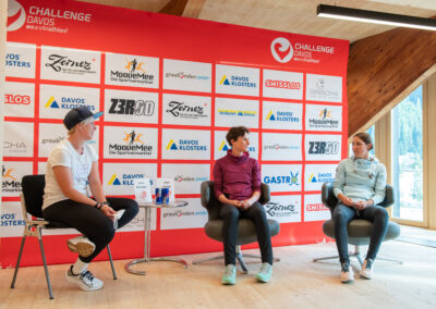 Pressekonferenz der Challenge Davos 2021: drei Frauen vor der Sponsorenwand, darunter Lena Berlinger und Anja Knapp