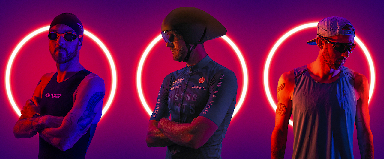 Drei Triathlon-Porträts vor roten Neonringen: mit Schwimmbrille, mit Aerohelm im Pushing-Limits-Trikot und mit Laufcap