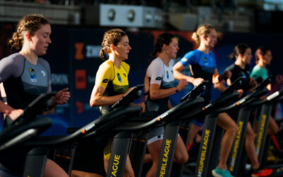 Triathletinnen laufen nebeneinander auf Laufbändern bei den Arena Games der Super League in München
