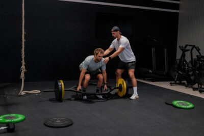 Gergö feher hilft Johann Ackermann beim Hyrox Training