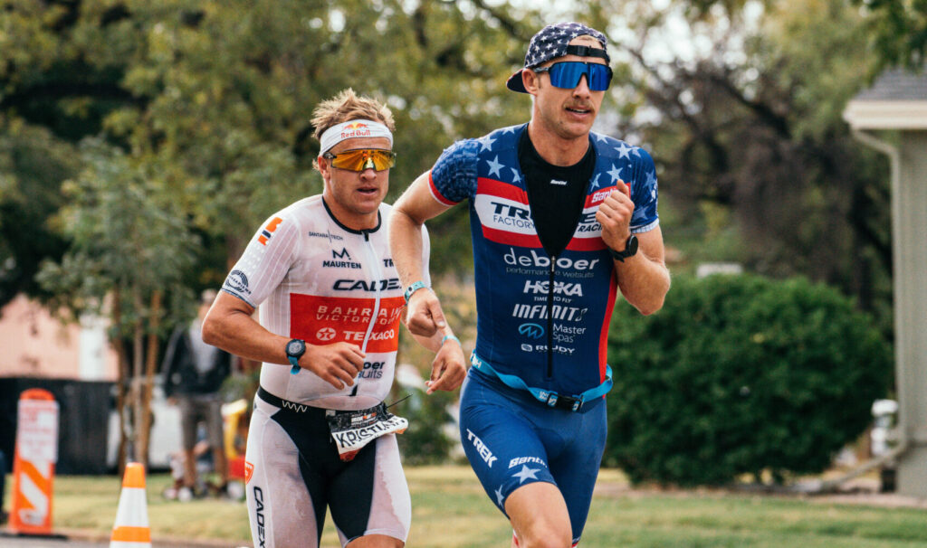 Ben Kanute im blauen Einteiler mit Sternen und Kristian Blummenfelt im Laufduell bei der 70.3 WM 2022 in St. George