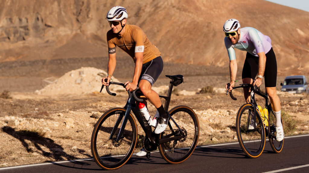 Nick Staggenborg von Pushing Limits trainiert auf dem Rad im Trainingslager auf Lanzarote