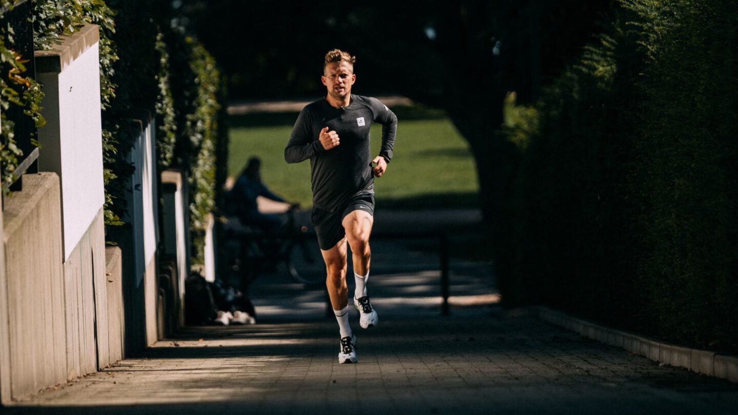 Nils Goerke beim Laufen im Training mit Pushing Limits