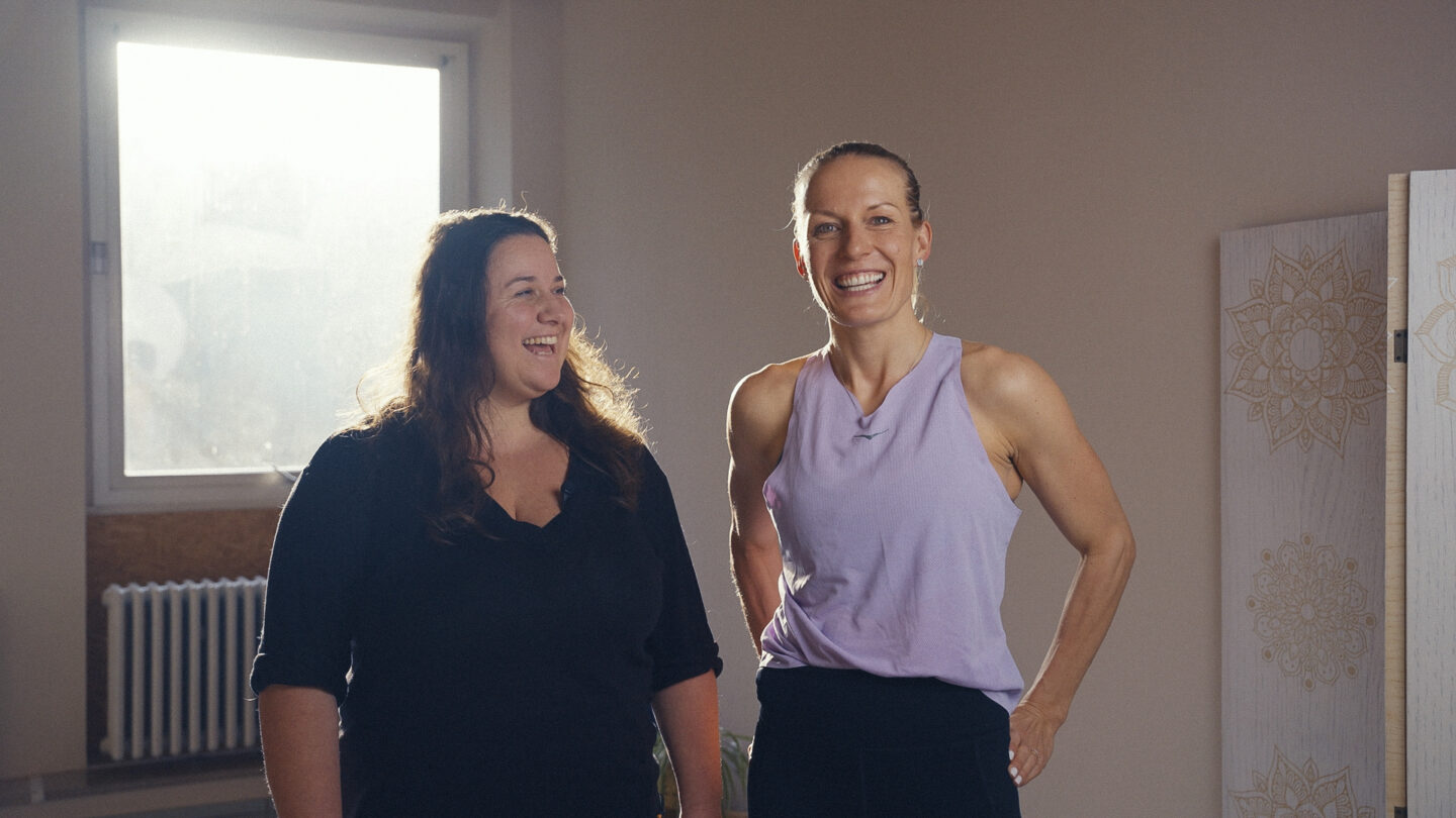 Profitriathletin Daniela Bleymehl mit Beckenboden Expertin Ana Hermannsdörfer